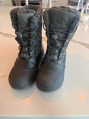 All in Motion Target Black Faux Fur Lined snow Boot - Kids Size 2